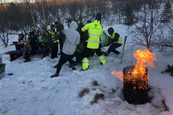 pakkað trjám við eld